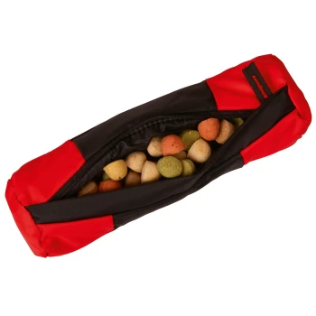 Snack Dummy No Limit 14 cm Ein rotes und schwarzes Haustierfutterpäckchen, gefüllt mit verschiedenen farbigen Kroketten, teilweise geöffnet, um den Inhalt zu zeigen.
