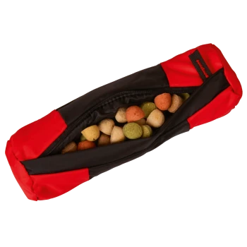 Ein rotes und schwarzes Haustierfutterpäckchen, gefüllt mit verschiedenen farbigen Kroketten, teilweise geöffnet, um den Inhalt zu zeigen.