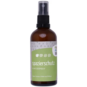 Braune Sprühflasche, beschriftet mit 'spazierschutz kokossspray' mit einem grünen Etikett, das behauptet, vor Zecken, Flöhen und Milben zu schützen.