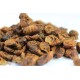 Getrocknete Insekten-Snacks für Haustiere, mit einem Haufen von gerollten, braunen Insektenlarven mit einer strukturierten Oberfläche, vor einem weißen Hintergrund.