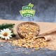 Eine Holzschale mit bunten Samen und Körnern, die auf Jute fällt, mit einer Schaufel, einer Blume und Kiefernnadeln. Logo "LYRA NATURE POWER" sichtbar.