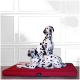 Zwei Dalmatinerhunde ruhen sich auf einem roten Haustierbett in einem gut beleuchteten Raum mit einer weißen Paneelwand aus. Das Bett hat ein Logo an der Seite.