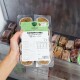 Hand hält eine gefrorene Hundefutterpackung mit der Aufschrift 'Komplett‑Mix Kaninchen & Lamm' (BARFER'S) 400 g im Gefrierschrank.