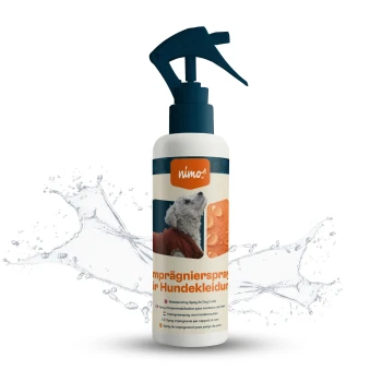Wasserabweisendes Spray für Hundemäntel in einer Sprühflasche, mit einem Hund, der einen roten Mantel trägt, und Wassertropfen im Hintergrund.