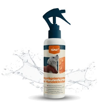 Wasserabweisendes Spray für Hundemäntel in einer Sprühflasche, mit einem Hund, der einen roten Mantel trägt, und Wassertropfen im Hintergrund.