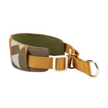 Breites, gepolstertes Oliv-Tarnhalsband mit senffarbenem Nylonriemen, weißer Plastikschließe, Metall-D-Ring und kleinem weißem Größenetikett.