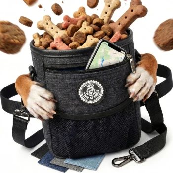 Eine stilvolle schwarze Tragetasche für Haustiere mit einem Kordelzug oben, mit einer Netztasche und einem runden Logo. Erhältlich in mehreren Farben.