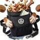Eine stilvolle schwarze Tragetasche für Haustiere mit einem Kordelzug oben, mit einer Netztasche und einem runden Logo. Erhältlich in mehreren Farben.