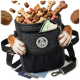 Eine stilvolle schwarze Tragetasche für Haustiere mit einem Kordelzug oben, mit einer Netztasche und einem runden Logo. Erhältlich in mehreren Farben.