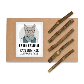 Eine Verpackung mit der Aufschrift "Kater Kasimir Katzenminze Matatabi Sticks", die eine illustrierte Katze mit Brille zeigt, mit fünf natürlichen Holzstäbchen daneben.