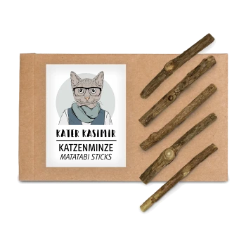 Eine Verpackung mit der Aufschrift "Kater Kasimir Katzenminze Matatabi Sticks", die eine illustrierte Katze mit Brille zeigt, mit fünf natürlichen Holzstäbchen daneben.