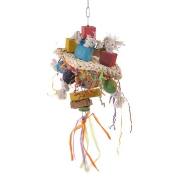 Buntes Vogelspielzeug aus gewobenen Materialien, Holzblöcken und Seilen, mit lebhaften Bändern und Fetzen für zusätzliche Textur.