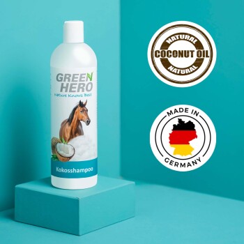 Flasche von GREEN HERO Kokosshampoo für Pferde, mit einem Pferdebild, Kokosnussgrafik und Etiketten für 'Natürliches Kokosnussöl' und 'Hergestellt in Deutschland.'