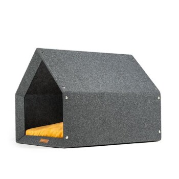 Graues Filzhaustierhaus mit einem dreieckigen Dach und einem gelben Kissen innen, entworfen für kleine Haustiere.