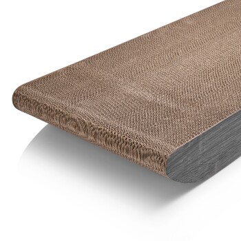 Eine Nahaufnahme eines rechteckigen Kratzpads für Katzen mit einer strukturierten, gewebten Oberfläche und abgerundeten Kanten, auf einem weißen Hintergrund.