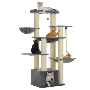 Ein mehrstöckiger Katzenbaum mit fünf Plattformen und vier Katzen: eine graue getigerte oben, eine orange getigerte, die klettert, eine schwarze Katze sitzt und eine weiße Katze schaut.