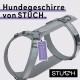 Graues Hundegeschirr von STUCH mit einem "Vegan Approved"-Tag, mit fettem Text oben und dem STUCH-Logo darunter.