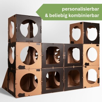 Pappkatzen-Spielhaus mit mehreren Öffnungen, mit einem Schild, das "personaliserbar & beliebig kombinierbar" liest.