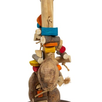 Buntes Holzspielzeug für Vögel mit verschiedenen Formen und Texturen, einschließlich Blöcken und natürlichen Materialien, das für die Unterhaltung von Haustieren gedacht ist.