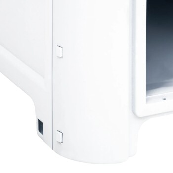 Nahaufnahme eines weißen Haustierträgers, der die Seite und den Eingang zeigt, mit einer glatten Oberfläche und einem kleinen Riegel zum Sichern der Tür.