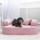 Eine Nahaufnahme eines weichen rosa Haustierbettes mit einem plüschigen Kissen und einer abgerundeten Armlehne, die einen strukturierten Stoff zeigt.