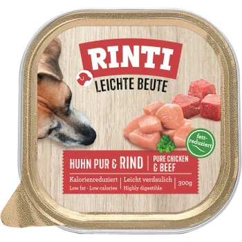 Hundefutterverpackung mit dem Gesicht eines Hundes, Hühner- und Rindfleischstücken, und dem Text: "Rinti Leichte Beute, Huhn pur & Rind, 300g, fett-reduziert."