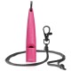 Pinkfarbene ACME 211.5 Hundepfeife mit schwarzem geflochtenem Halsband und Clip, isoliert auf weißem Hintergrund.