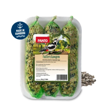 Drei Vogelfutterstangen in grünem Netz, beschriftet mit "PANTO Futterstangen," aus Getreide, Ölen, Nüssen und Samen für Wildvögel.