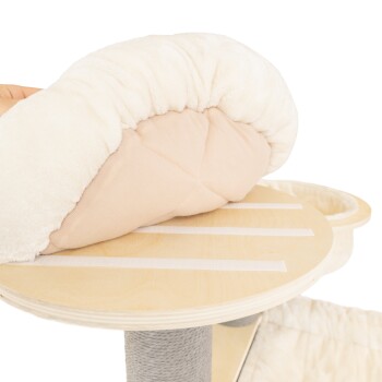 Beiges gepolstertes Haustierbett wird angehoben, um die Holzplattform mit befestigten Klettstreifen an einem Katzenbaum zu zeigen.