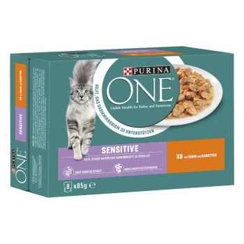 Die Verpackung von Purina ONE Sensitive Katzenfutter zeigt eine graue Katze und eine Schüssel mit Huhn und Karotten mit dem Text "Sichtbare Gesundheit für heute und morgen."