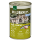 Dosen-Hundefutter mit der Aufschrift 'Wilderness Junior', das zwei Wolfwelpen auf der Vorderseite zeigt, mit Zutaten: 95% Huhn und Lachs, 5% Früchte und Kräuter.