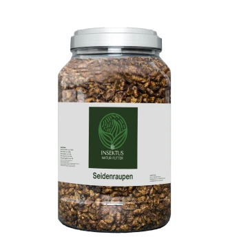 Ein klarer Behälter, gefüllt mit getrockneten Seidenraupen, beschriftet mit "Seidenraupen" und der Marke "INSEKTUS NATUR-FUTTER", mit Nährwertinformationen an der Seite.