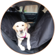 Ein Hund, der auf einem schwarzen Autositzbezug im Rücksitz eines Autos ruht, zeigt eine komfortable Reisearrangement für Haustiere.