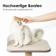 Eine Person bürstet eine flauschige weiße Katze auf einem beigen Katzenbaum, mit dem Text darüber: "Hochwertige Borsten für ein gesundes & glänzendes Fell."