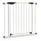 Weißes Haustiersicherheitsgitter mit vertikalen Stangen und einem schwarzen Schlossmechanismus, entworfen, um den Zugang von Haustieren zu bestimmten Bereichen zu beschränken.
