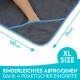 Ein großes graues Haustier-Trockentuch mit blauen Akzenten (130 cm x 75 cm), das in Gebrauch gezeigt wird, beschriftet mit "XL SIZE" und "KINDERLEICHTES ABTROCKNEN."