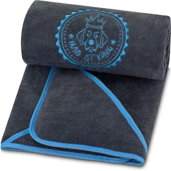 Ein gerolltes, dunkelgraues Haustierhandtuch mit blauen Akzenten, mit einem gestickten Design eines Hundegesichts und dem Text 'Hund ist König.'