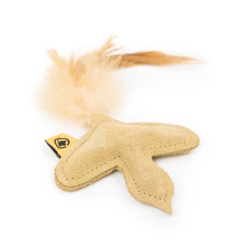 Ein weiches, beiges Wildleder-Haustierspielzeug in Form eines Vogels mit einem flauschigen Schwanz, mit einem kleinen Logoetikett.