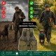 Person trägt grüne Outdoor-Weste mit mehreren Taschen und verstellbaren Riemen, hält die Vorderteile.