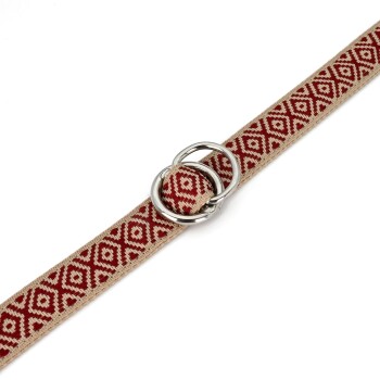 Eine dekorative Haustierleine mit einem roten und beigen Diamantmuster, mit zwei Metallringen zur Befestigung.