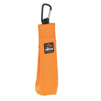 Un porte-sac à déjections canines orange avec un clip carabine, comportant un logo noir DogsCreek qui indique "DogsCreek Outdoor Gear."