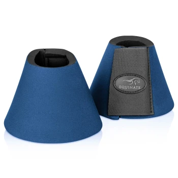 Ein Paar blaue Neopren-Bell Boots für Pferde mit schwarzem Innenfutter und Klettverschluss mit 'EQUINATE'-Logo
