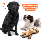 Ein schwarzer Labrador und ein kleiner braun-weißer Hund sitzen neben einem plüschigen Faultier-Spielzeug. Text: "FÜR KLEINE UND GROSSE HUNDE GEEIGNET."