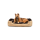 Ein komfortables Hundebett mit einem plüschigen, dunkelbraunen Innenraum und einem beigen Äußeren, mit einem entspannten Hund, der darauf liegt.