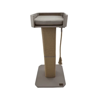 Katzenbaum mit gepolsterter oberer Liegefläche und einem mit Sisal umwickelten Kratzbaum, mit einem Quastenspielzeug.