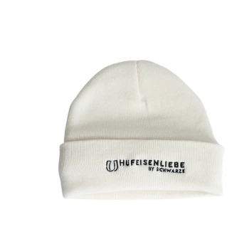 Weißer Strickmütze mit dem gestickten Text 'Hufeisenliebe by Schwarze' auf der Vorderseite.
