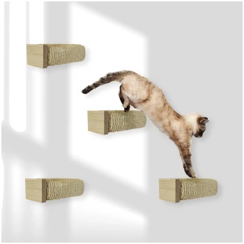 Siamkatze springt zwischen wandmontierten Holz-Kratzpfosten, die mit Seil umwickelt sind, an einer hellgrauen Wand.