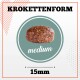 Bild eines mittelgroßen Haustierfutterkibbles, beschriftet mit 'KROKETTENFORM', mit einem Durchmesser von 15 mm, auf einem hellen Hintergrund dargestellt.