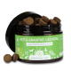 Braune Hundeleckerlis in einem schwarzen Glas mit grünem Etikett, beschriftet mit "KOT & GRASFREI LECKERLI," für Hunde, 300g.