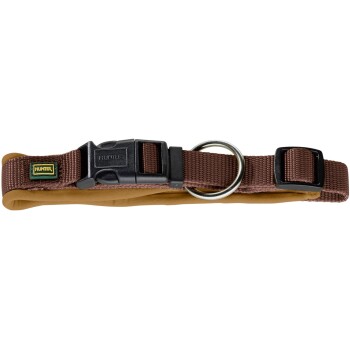 Brauner Hundehalsband mit einer schwarzen Schnalle und einem Metall-D-Ring, mit einem kleinen grünen und gelben "HUNTER"-Logo.